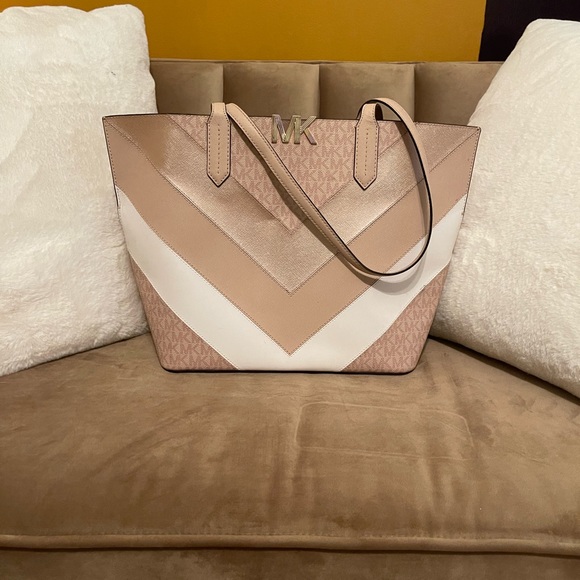 Flash sale ☀️ Micheal Kors Rose Gold Montgomery - Picture 1 of 3